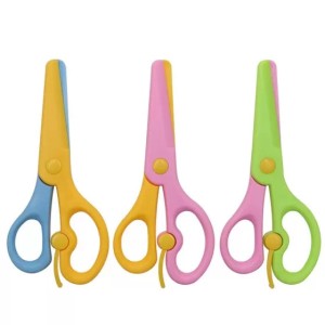 TESOURA ESCOLAR PLASTICA 12CM CORES LEO & LEOA